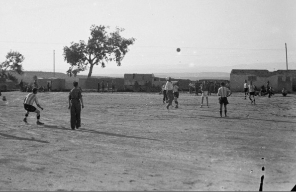 14.- "Football game, 13th and 15th International Brigades". Tàrrega Maig 1938. (Tamiment Library, NYU, 15 IB Photo Collection, Photo #11_1154).